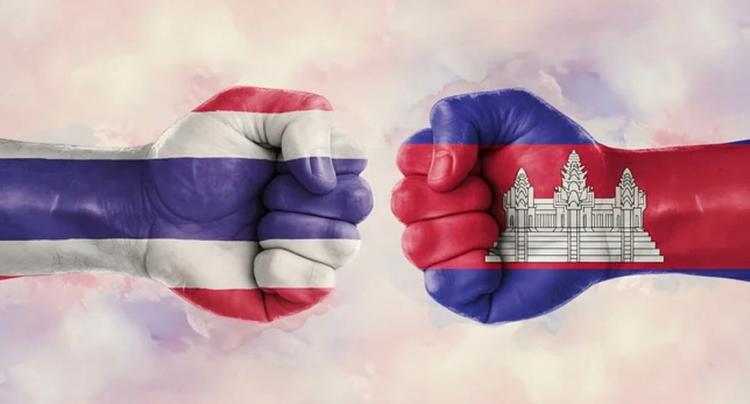 Poings thaï et cambodgien face à face