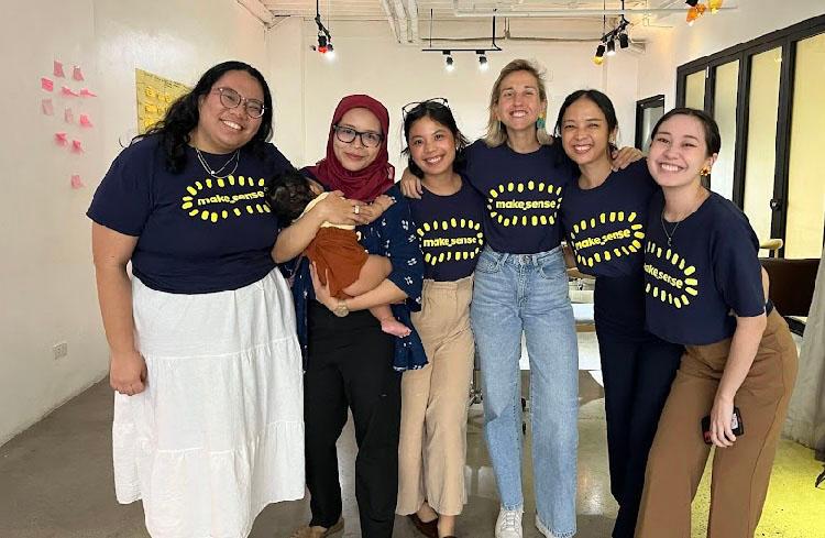 Léa Klein (au centre), entourée de son équipe