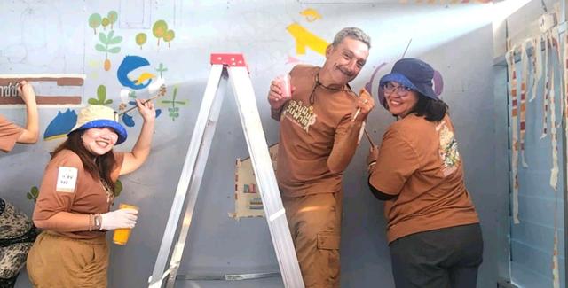 Éric Vidal et d’autres peignent une école