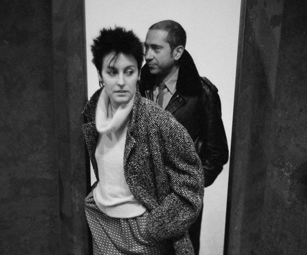 Annette Messager et Christian Boltanski lors du vernissage de l'exposition « Richard Serra. Sculptures » au Centre Pompidou en 1983. Photographie André Morain © André Morain © Richard Serra, VEGAP, Málaga, 2025