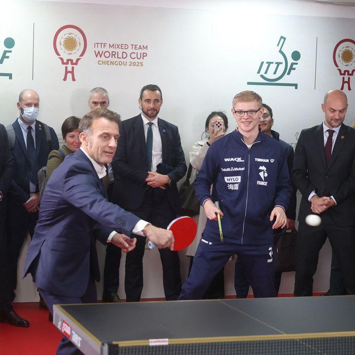 Macron jouant au tennis de table avec les frères Lebrun à Chengdu
