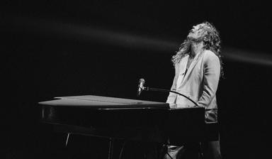 Julien Doré au piano