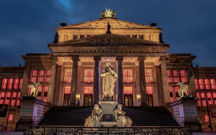 Photo de la Konzerthaus illuminée de nuit