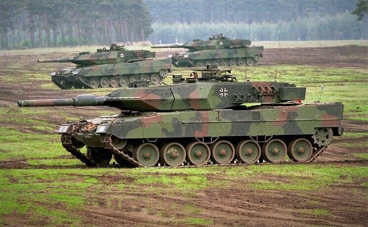 Image d'un tank leopard marqué d'un ecusson de l'OTAN