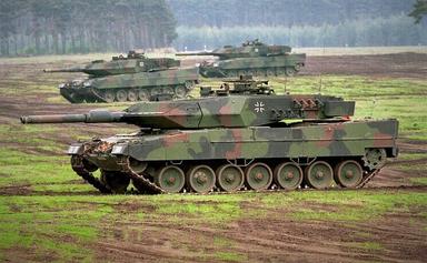 Image d'un tank leopard marqué d'un ecusson de l'OTAN