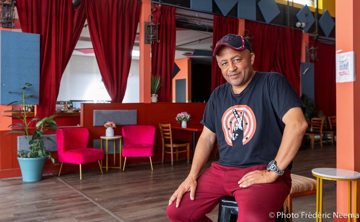 Marco Senghor dans le restaurant Bissap Baobab à San Francisco