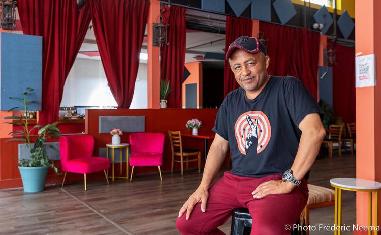 Marco Senghor dans le restaurant Bissap Baobab à San Francisco