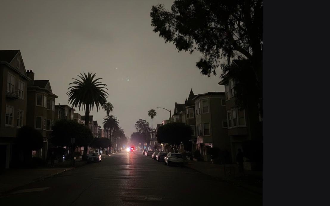 Un rue du quartier de Sunset à San Francisco pendant une panne d'electricité