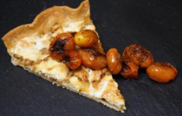 Une part de tarte à la feta et aux pignons