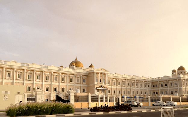 Façade de l’école publique Birla à Doha au Qatar.