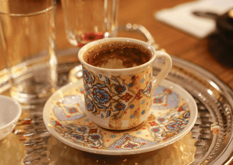 Tasse de café turc après dégustation, le marc visible, pratique du quotidien en Turquie.
