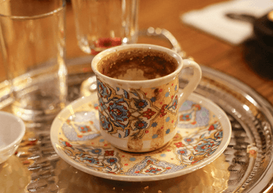 Tasse de café turc après dégustation, le marc visible, pratique du quotidien en Turquie.