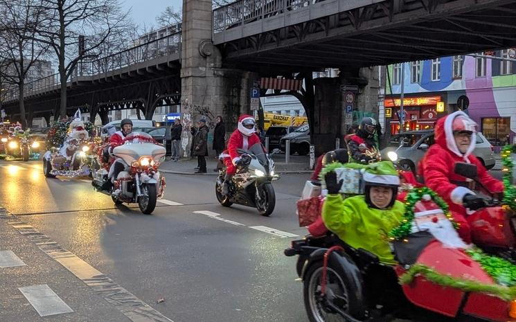 cortège de motards déguisés en pères Noël