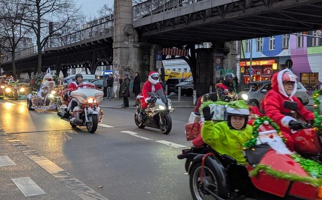 cortège de motards déguisés en pères Noël