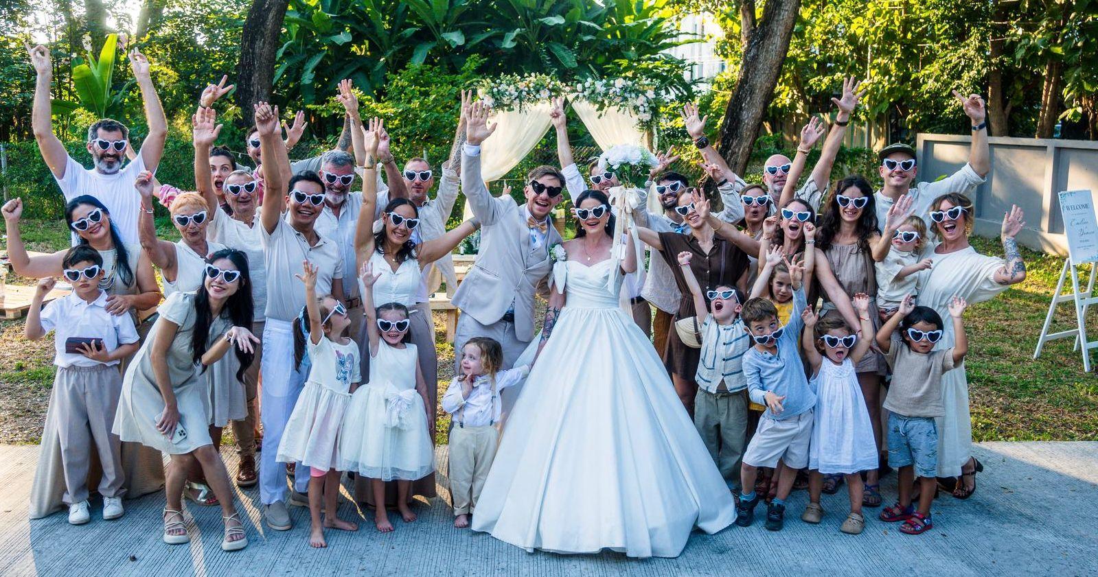 Émeline et Damien Menu, entourés de leurs amis le jour de leur mariage