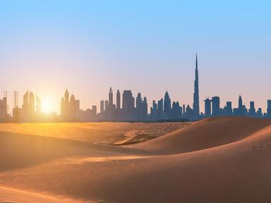photo des emirats avec une ville et des dunes en vacances