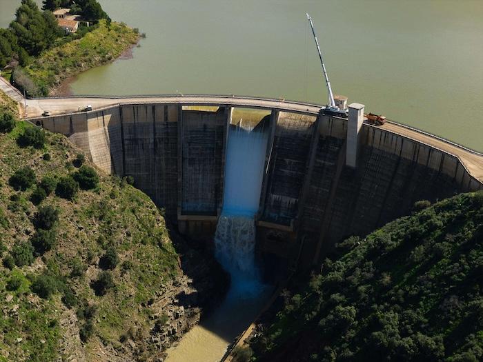 vue aérienne du barrage de casasola à Almogia en Espagne