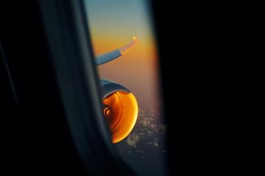 un réacteur d'avion au coucher du soleil dans le ciel