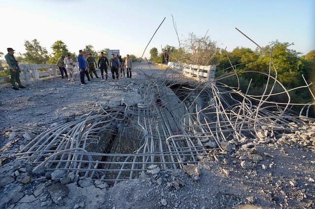 la route nationale 68 ! Deux avions de chasse F-16 ont lancé une attaque