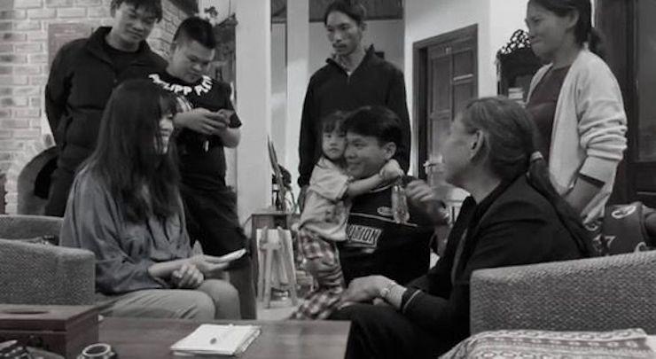 Photo des retrouvailles de Lina (à gauche) avec sa mère biologique (à droite).