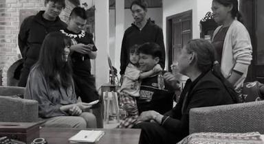 Photo des retrouvailles de Lina (à gauche) avec sa mère biologique (à droite).