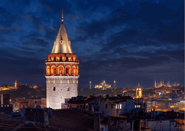 La tour de Galata illuminée de nuit, à Istanbul, à l’approche des fêtes de fin d’année