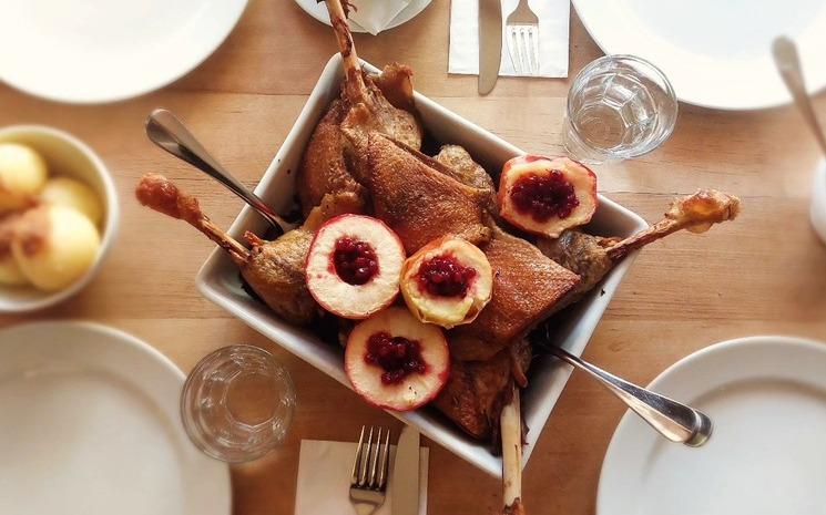 Photo d'une oie de noël sur un table
