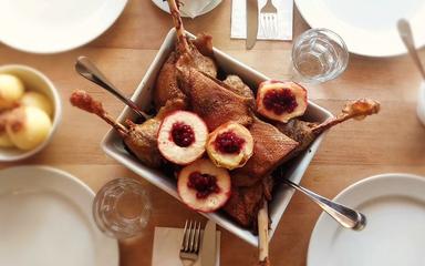 Photo d'une oie de noël sur un table