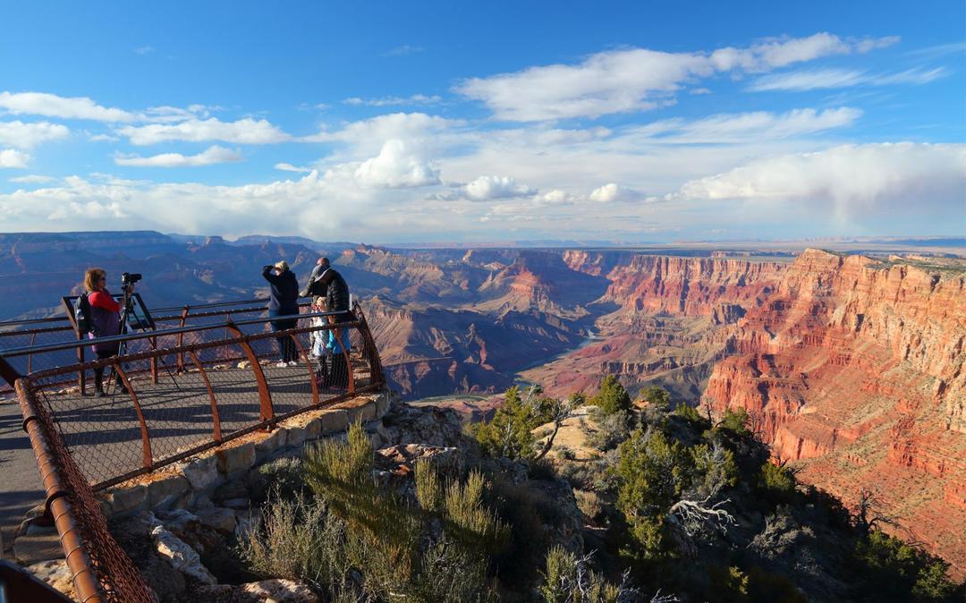 Des touristes à la terrasse panoramique Navajo Point du Grand Canyon dans l'Arizona aux États-Unis, le 3 avril 2014.