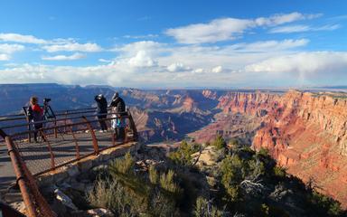 Des touristes à la terrasse panoramique Navajo Point du Grand Canyon dans l'Arizona aux États-Unis, le 3 avril 2014.