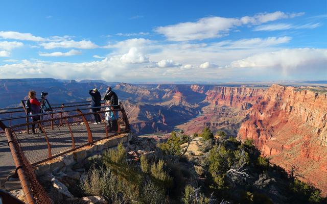 Des touristes à la terrasse panoramique Navajo Point du Grand Canyon dans l'Arizona aux États-Unis, le 3 avril 2014.