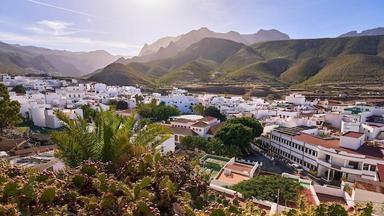 vue panoramique du village d'Agaete aux Canaries en Espagne