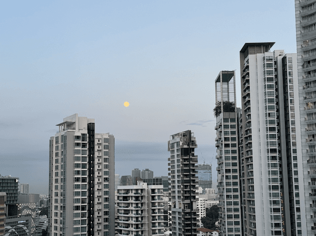 La lune entre les bâtiments à Singapour.