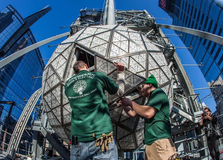 Des agents travaillent sur la boule de Times Square et prépare le nouvel an avant le passage à 2015.