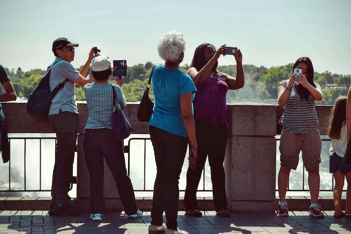 touristes prenant des photos pendant la journee