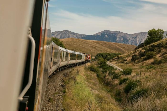 train dans les montagnes en espagne