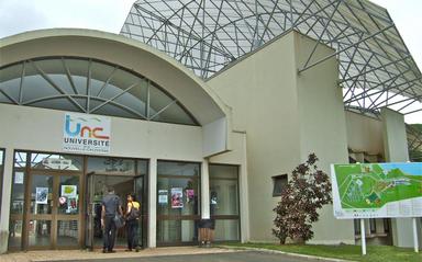 La façade de l'Université de Nouvelle-Calédonie (UNC).
