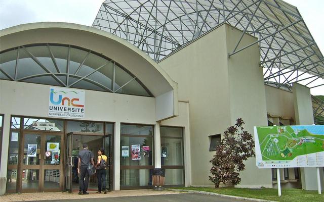 La façade de l'Université de Nouvelle-Calédonie (UNC).