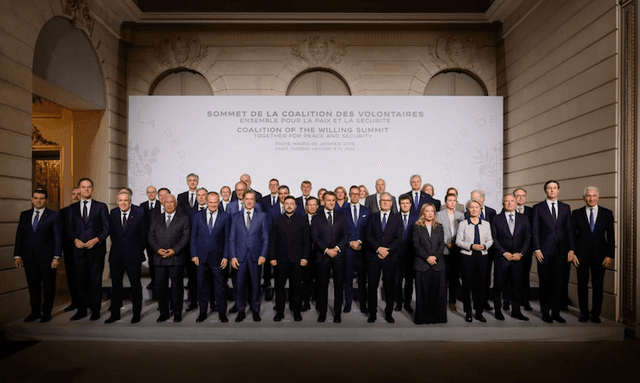 Coalition des volontaires devant l'Élysée Emmanuelle Macron