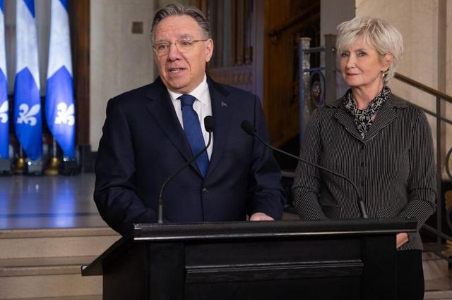 PM du Québec accompagné de son épouse Isabelle Brais lors du point de presse