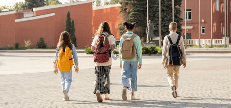 élèves devants lycée