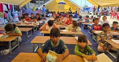 Écoles sous tentes pour les enfants déplacés à la frontière 2