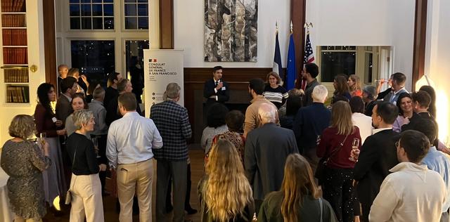 Une groupe de personnes réunies à la Résidence de France de San Francisco