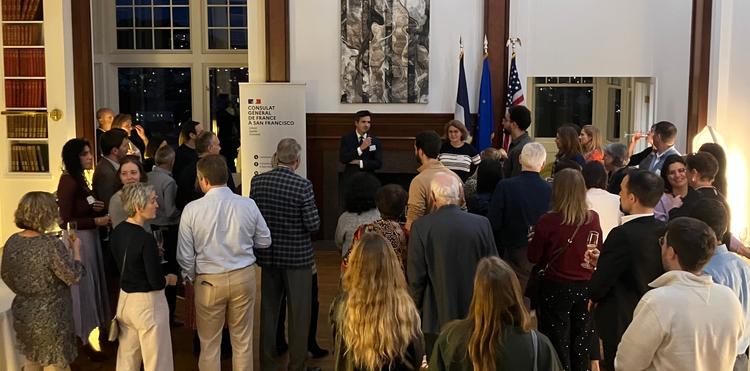 Une groupe de personnes réunies à la Résidence de France de San Francisco