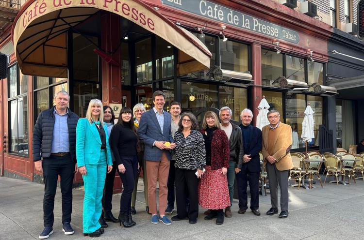 Florian Cardinaux, ancien consul de France à San Francisco et des membres du comité officilel devant le café de la presse