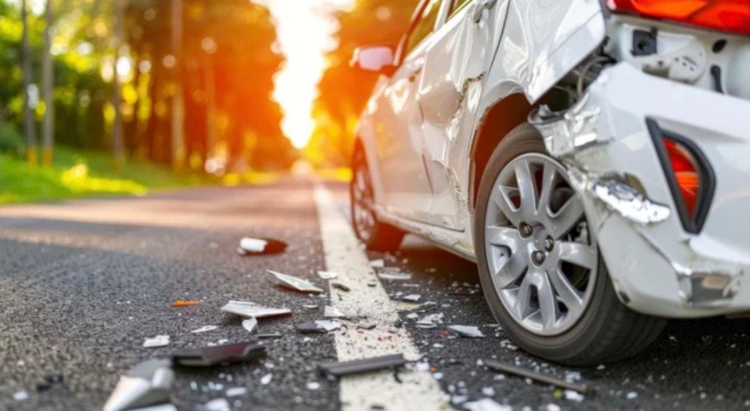 Voiture blanche accidentée