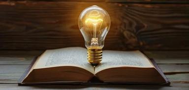 Ampoule sur un livre