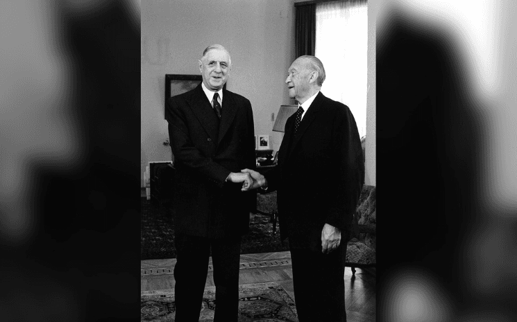 Charles de Gaulle et Konrad Adenauer, scellant la réconciliation et l'amitié entre la France et l'Allemagne.
