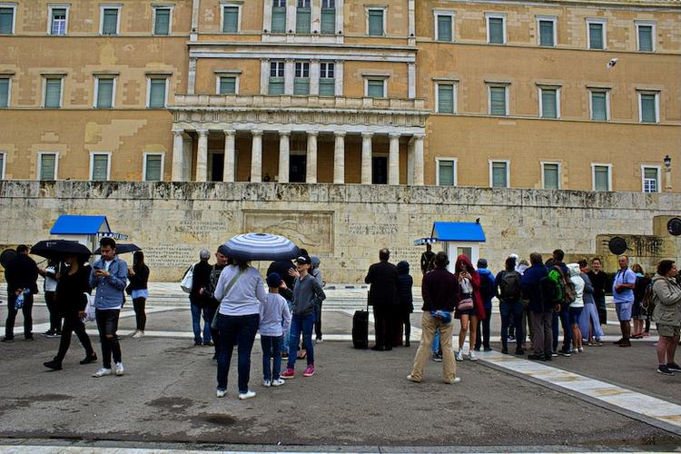 Un regroupement de personnes devant un bâtiment