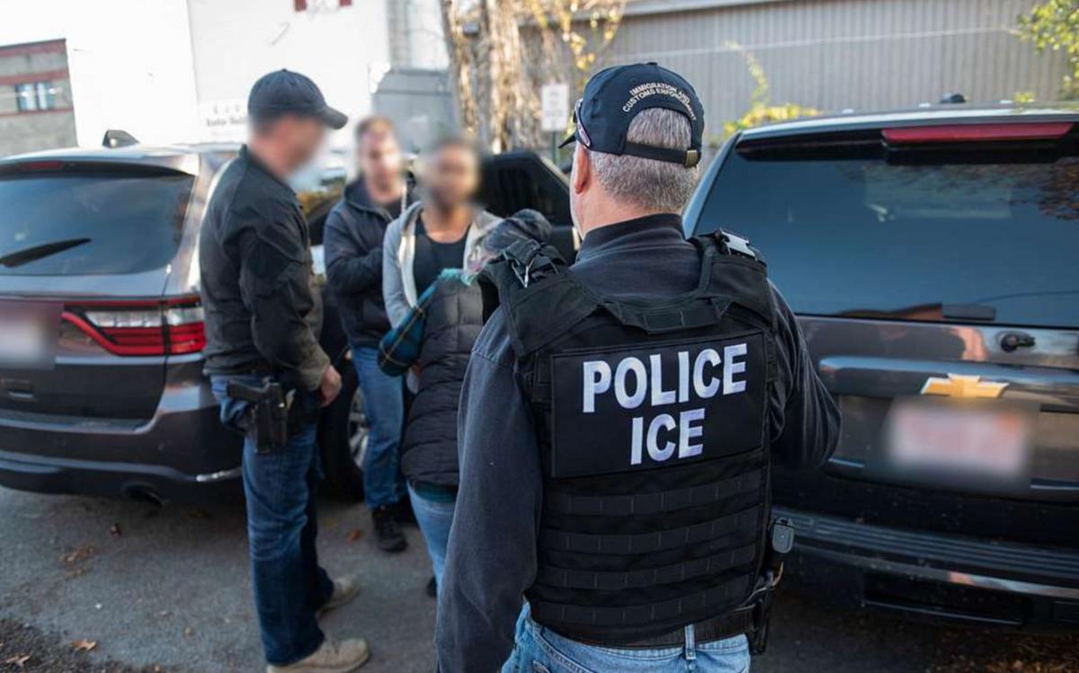 Des agents de l'ERO Boston ICE.